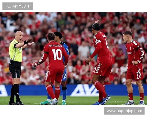 阿什拉夫红牌瞬间引发争议，VAR复核维持判罚