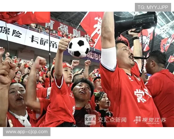 看台出现暖心标语，小球迷为患病队友加油鼓劲